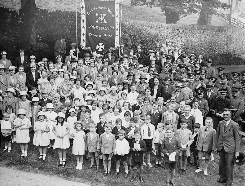 School Group at Cromwell House.JPG - Children of Long Preston Endowed School outside Cromwell House.  ( Possibly the 1935 George V Jubillee or the 1937 Coronation of George VI )